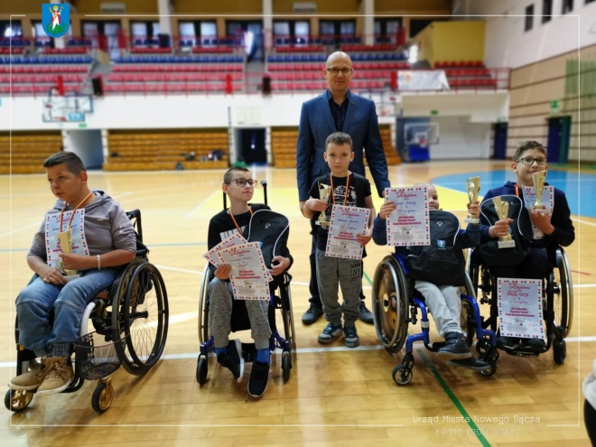 Uczestnicy Turnieju wraz z Dyrektorem Wydziału Sportu i Turystyki Tomaszem Baliczkiem.